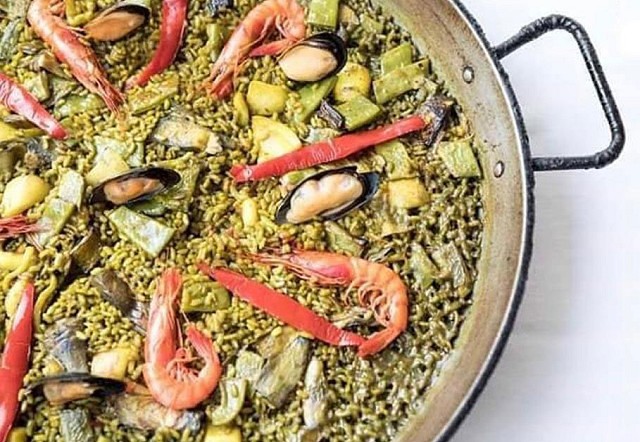 Sepia paella, artichokes and prawns