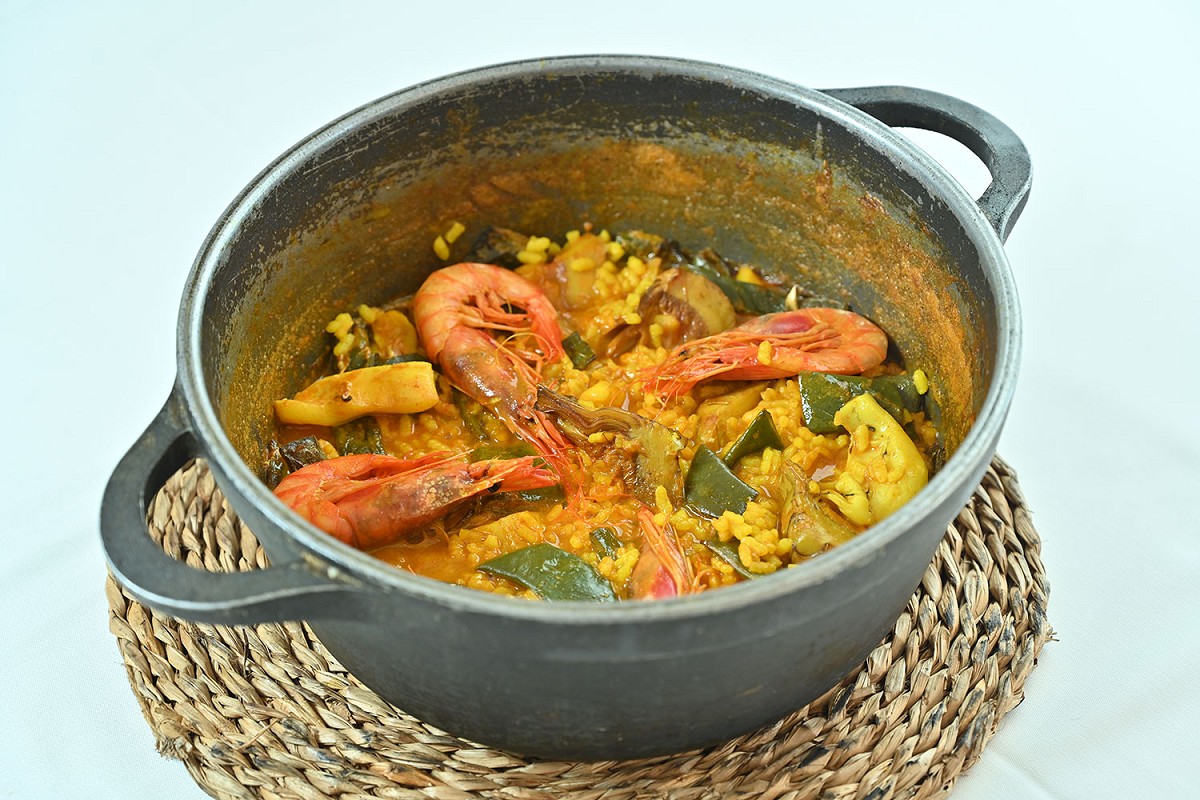 Arroz meloso con sepia, alcachofas y gambas