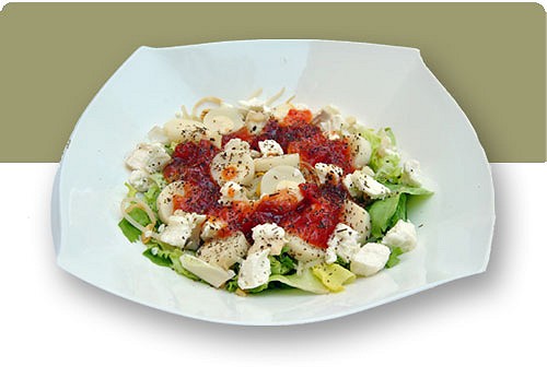 Ensalada de queso de cabra y mermelada de tomate a la albahaca