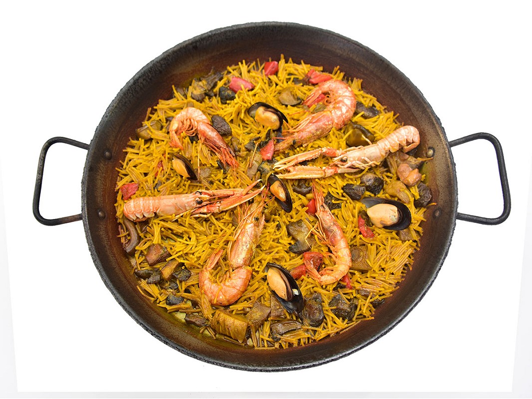 Fideuá de fideo fino con setas