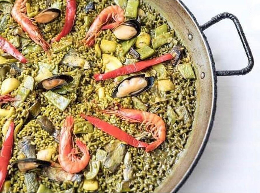 Sepia paella, artichokes and prawns